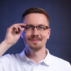 Jiří Ďoubek v bílé polokošili si upravuje brýle