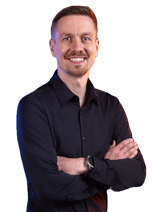Jiří Ďoubek, PPC specialista, v černé košili se založenýma rukama